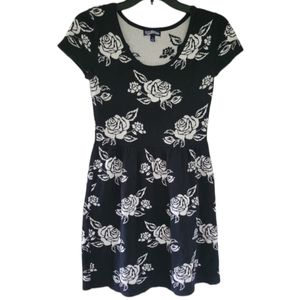 EUC Black and White Floral Knit Shirt Sleeve Sweater Dress